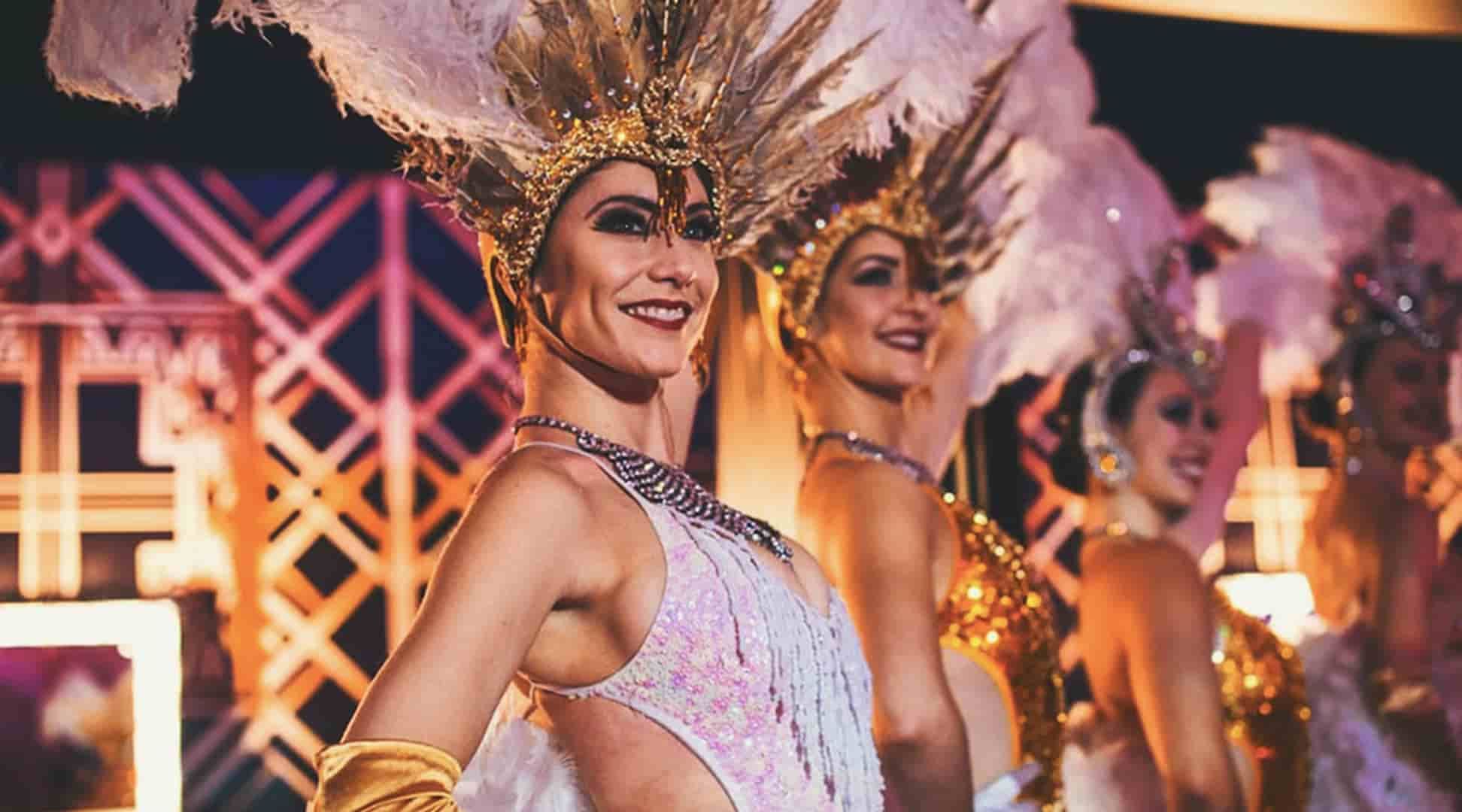 Mujer Hermosa En El Baile De Disfraces Árabe En Movimiento, Danza