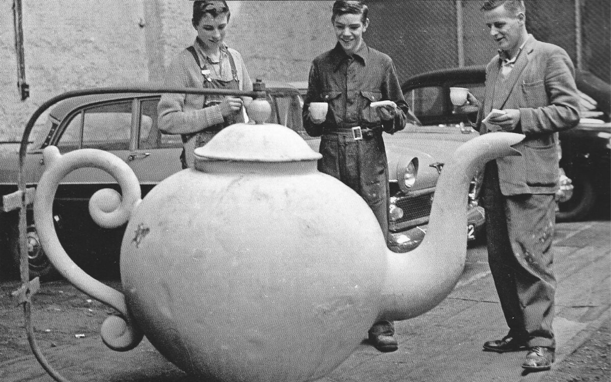 teapot-1963-repair Golden teapot sign, repair 1963, Derry/ Londonderry,photo courtesy of Derry Journal