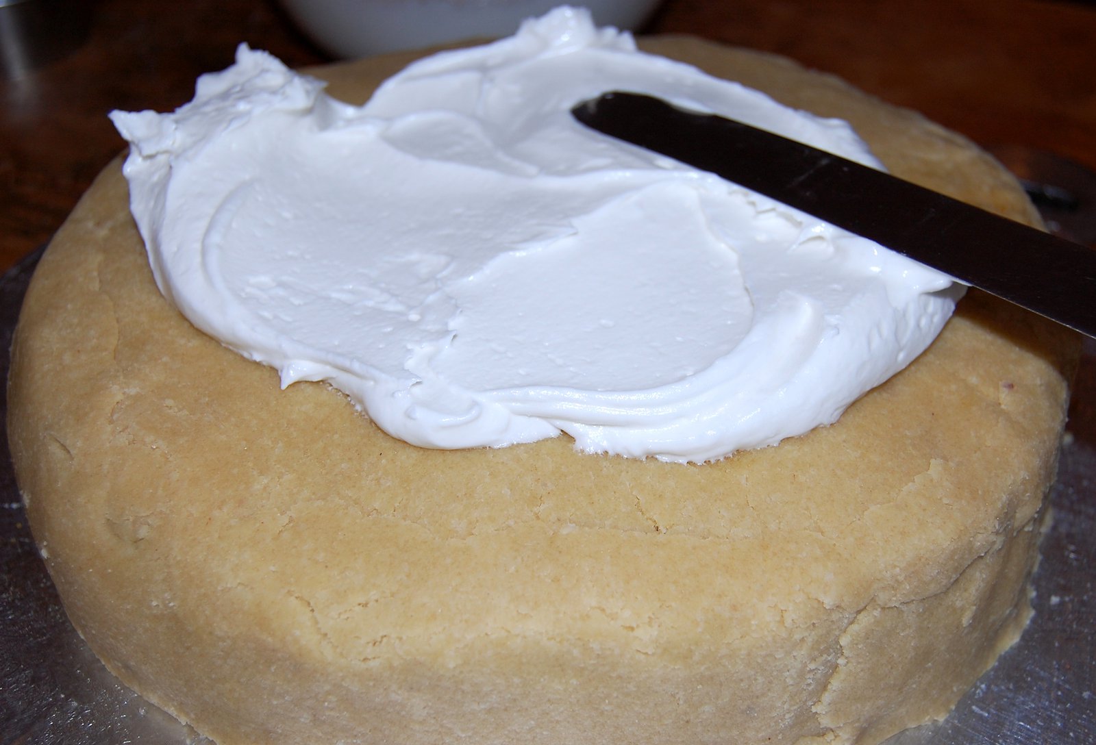 Covering the Christmas cake with icing