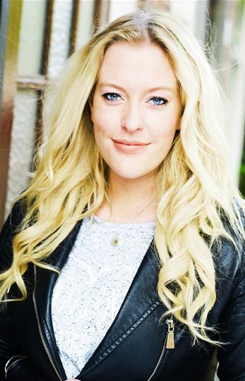 Britt Lenting as Elvira