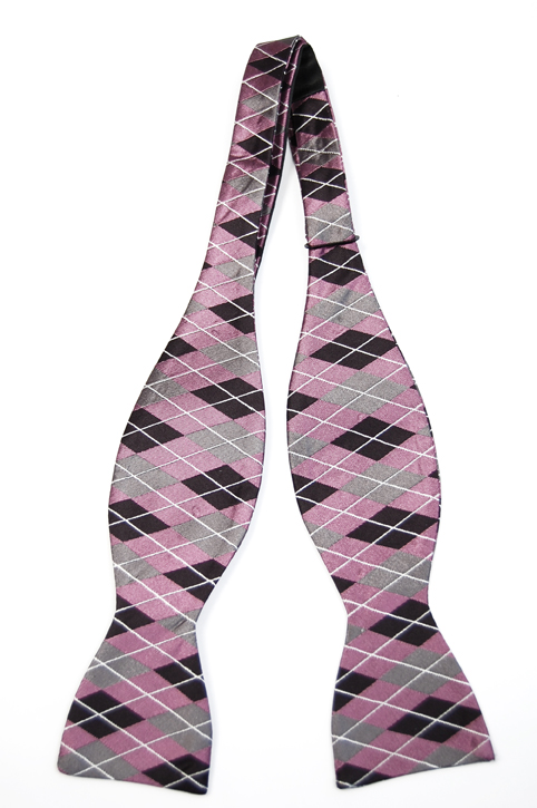 Oknuten Fluga i Siden - Argyle-mönster i svart, grått, rosa och vitt Oknuten Fluga i Siden - Argyle-mönster i svart, grått, rosa och vitt