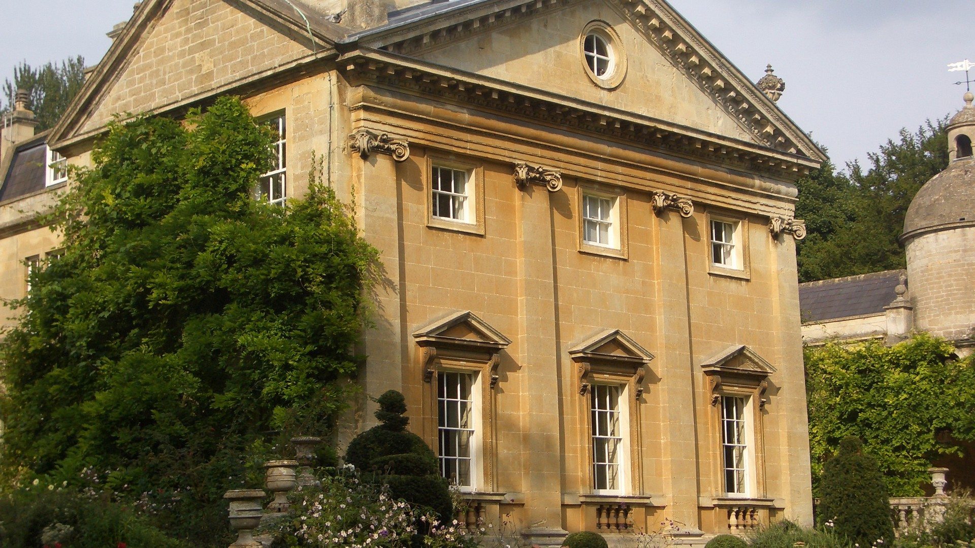 Bath-Estate-Exterior-Blandings-UK-expert-UltraVilla