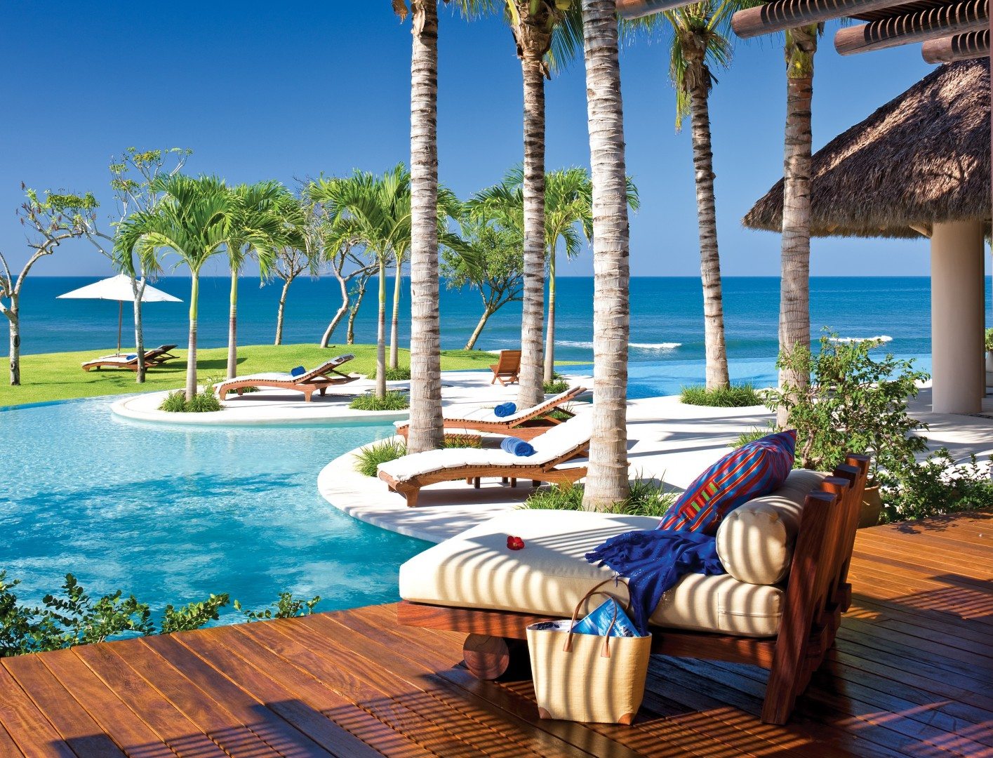 tres-soles_pool-lounge