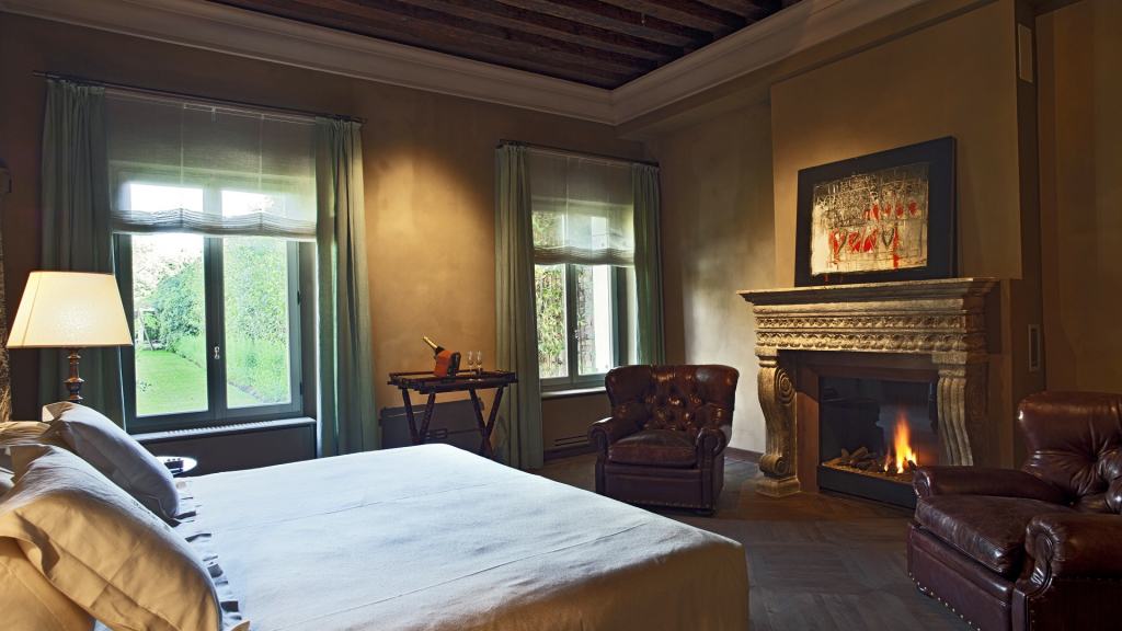 Villa-F-Opale-bedroom-Venice-UltraVilla