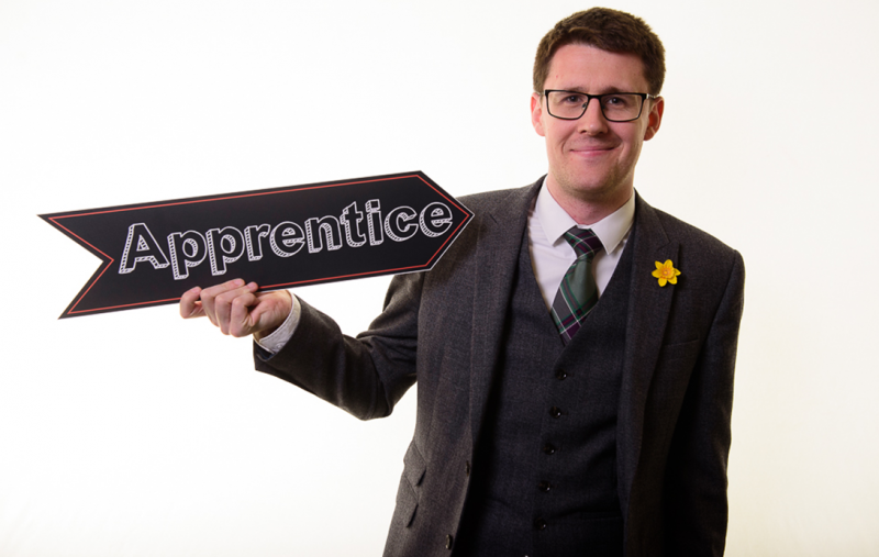 David Linden holding an arrow that says "Apprentice" and is pointing at him